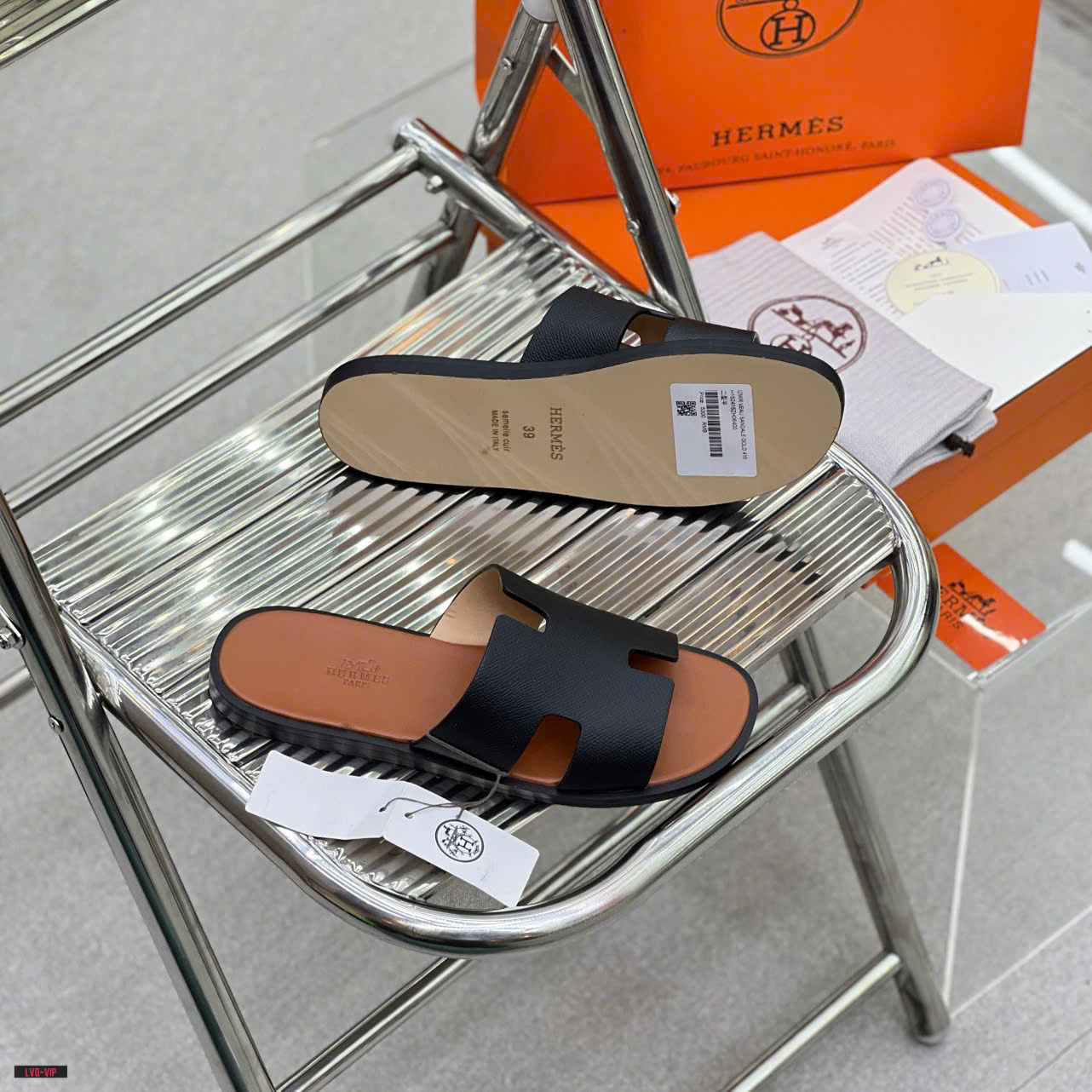 Dép lê quai ngang Hermes HM Đen phối đế Nâu Like Auth on web fullbox bill thẻ LVQ